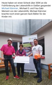 Zauberkünstler Michael O. (links) und Michael Kämmer (Spiel- und Babyland Kämmer) unterstützen mit ihrer Spende die Frühförder- und Beratungsstelle um Leitung Gabi Mehmet.